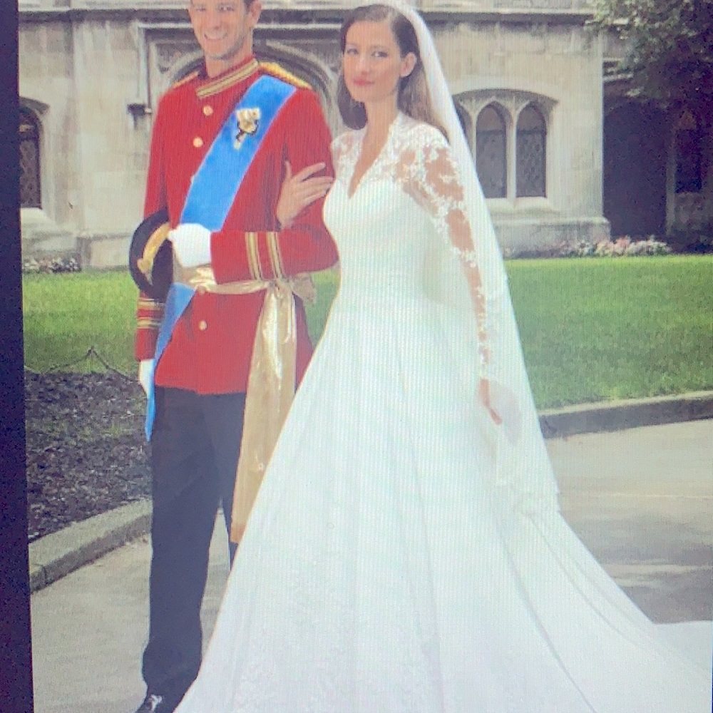 ❤️Princess Kate replica wedding gown, size 10